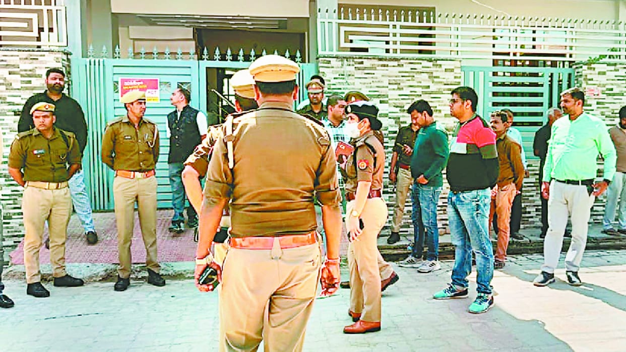 40 lakh loot in shyam vihar coloney in Madiyaon Lucknow.