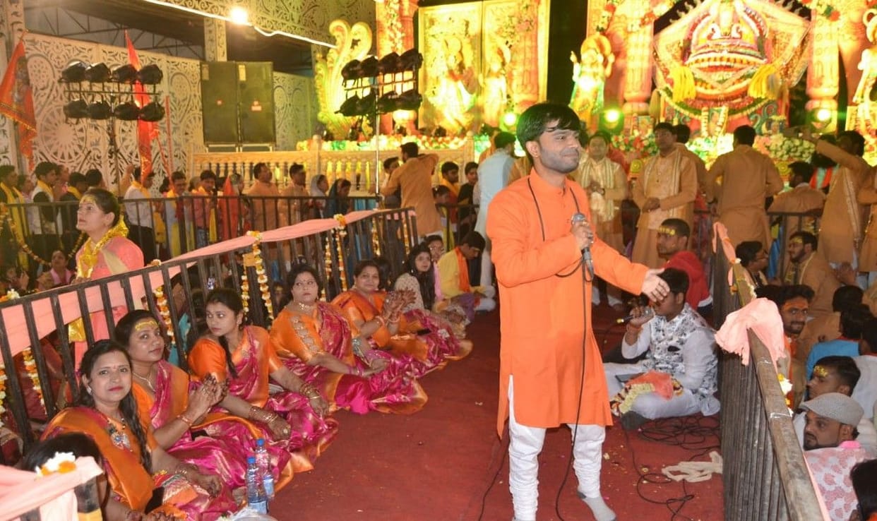 Hathras: Devotees dance till late night on the hymns of Khatu Shyam