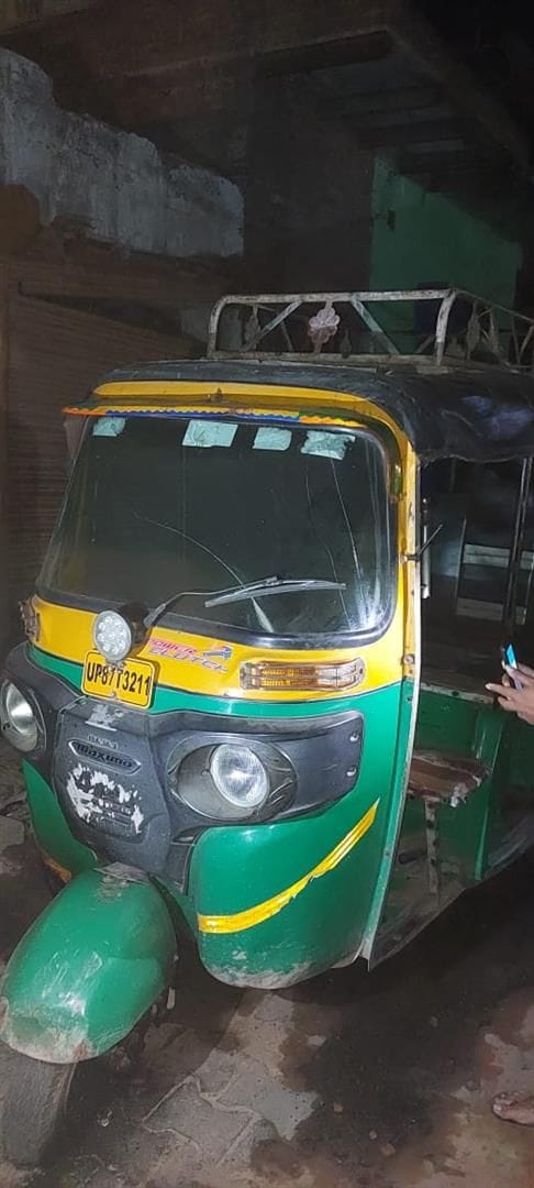 Hathras: Youth sitting in auto rickshaw dies due to high tension wire falling