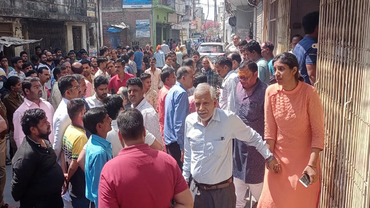 Kushinagar: During Shyam Nishan pad yatra one devotee died after being hit by HT line three scorched