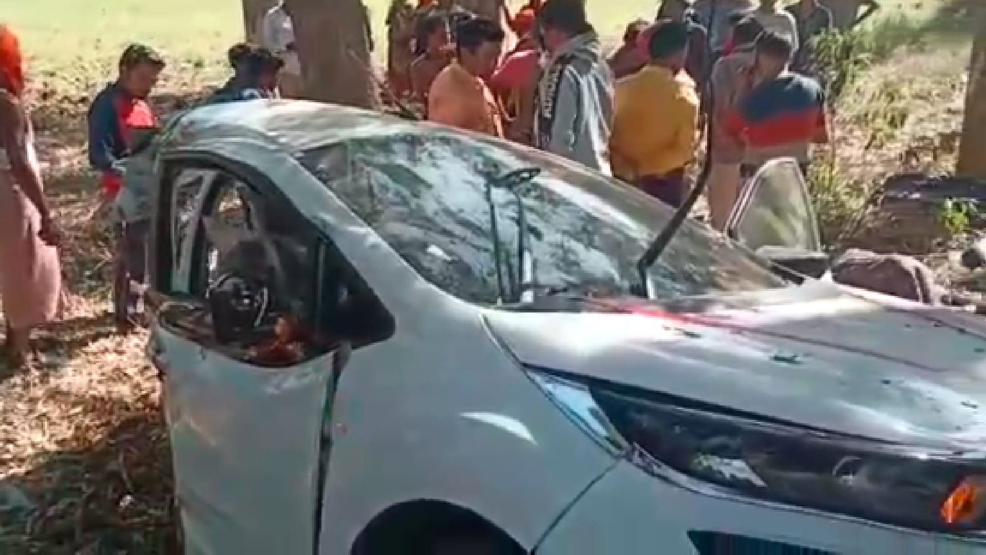Accident in Anuppur: Car collided with a tree and split into two, three youths going to Amarkantak died on the spot