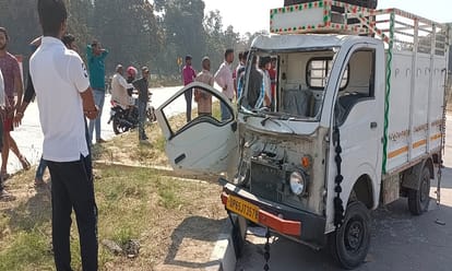 Road accident in Jaunpur school vehicle magic hit with pickup three injured including both drivers minor injuries to childrens