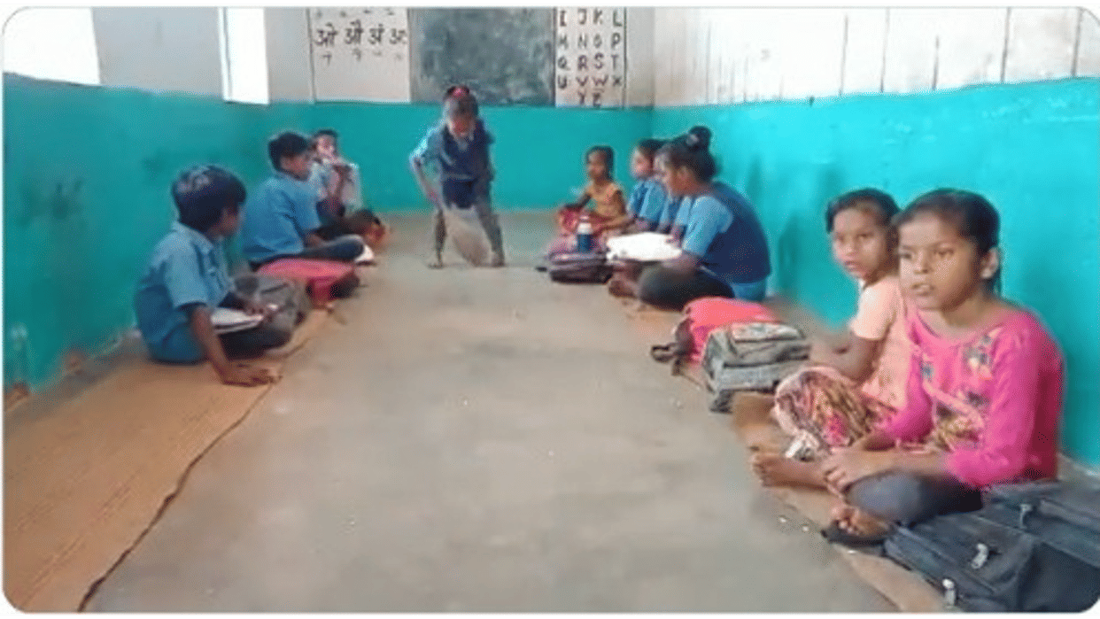 Rewa: Bad picture of government school, students and teachers forced to sweep the school, no arrangement for drinking water