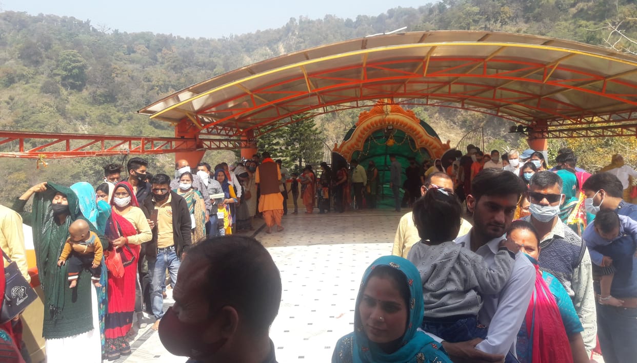 Crowd gathered to see Siddhababa, jammed
