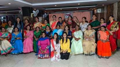 Indore: Faces blooming on seeing old classmates, meeting ceremony of 1978-79-80 batch of government school Nandanagar
