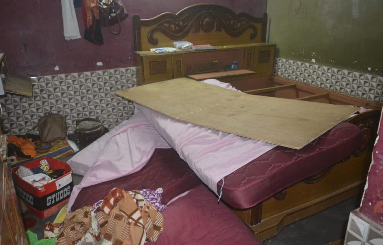 Jewelery and cash worth eight lakhs stolen from ex-servicemen house