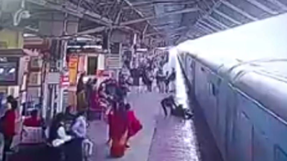 Morena: Passenger was getting down from moving train, foot slipped, saved from coming under train, Subedar saved life by dragging