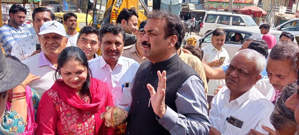 The work of laying sewerage line in the city started