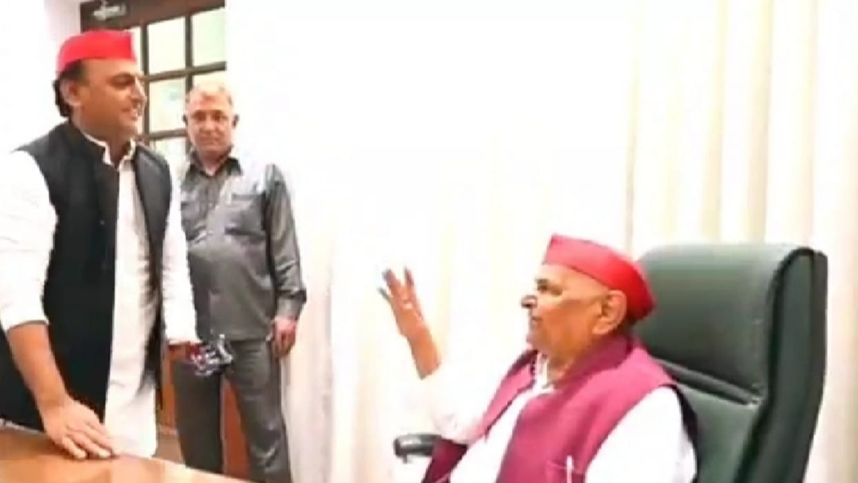 Lucknow: Mulayam Singh reached SP office, blessed Akhilesh, said - fought very well