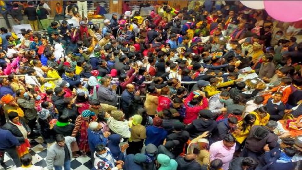 Holi 2022 in Banke Bihari Mandir In Vrindavan mathura On Rangbharni Ekadashi 