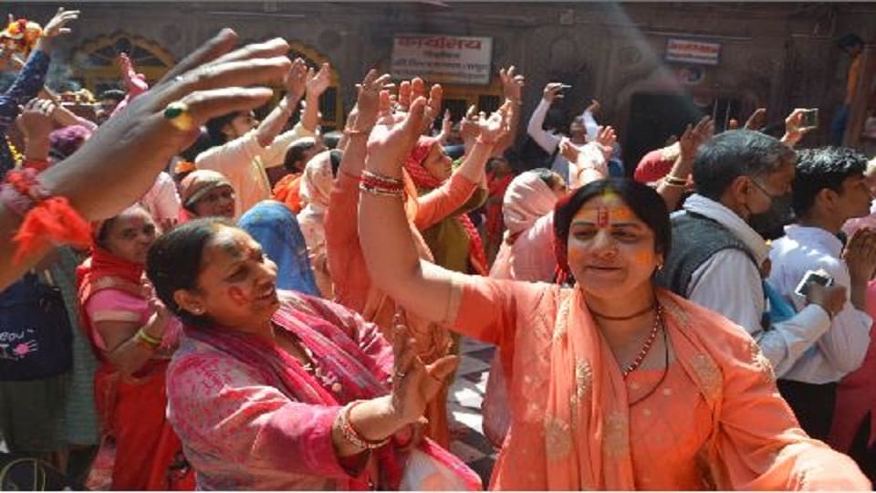 Holi 2022 in Banke Bihari Mandir In Vrindavan mathura On Rangbharni Ekadashi 