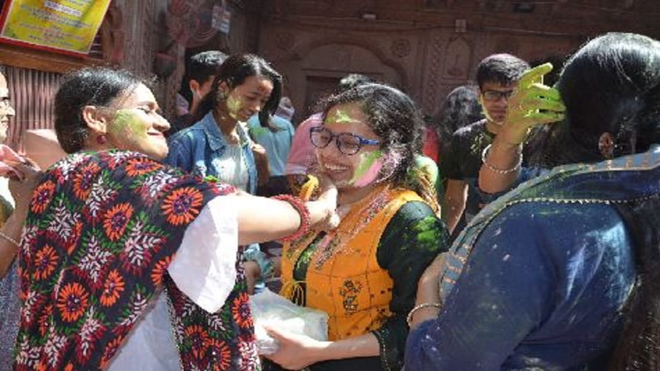 Holi 2022 in Banke Bihari Mandir In Vrindavan mathura On Rangbharni Ekadashi 