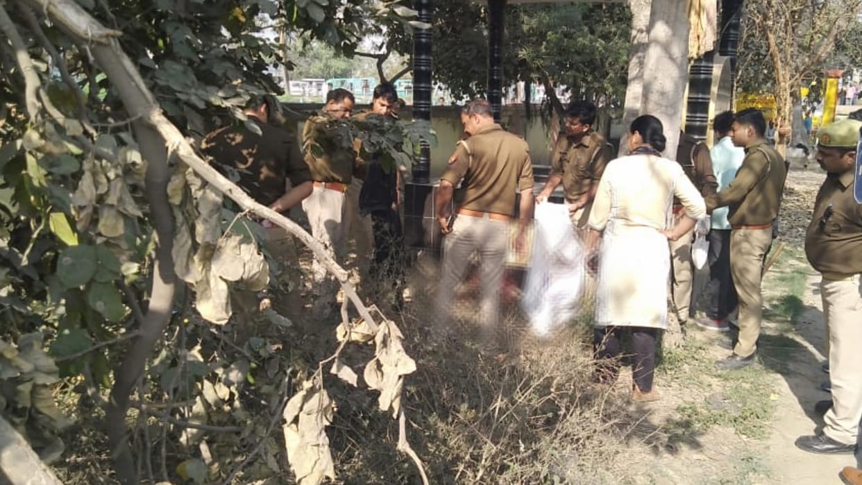 A man's dead body found behind shani temple chauraha in telibag Lucknow.