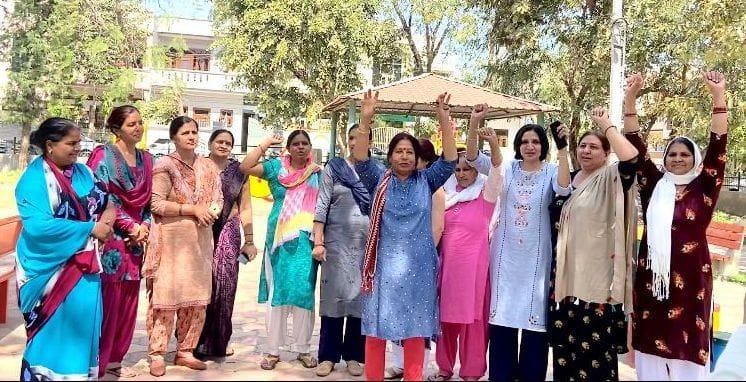Women demonstrated and demanded investigation of the city council scam