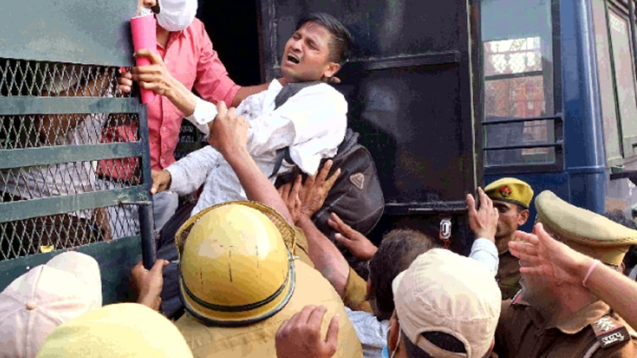 Gorakhpur: Students of Raj Nursing and Paramedical College demonstrated six protesters arrested college sealed