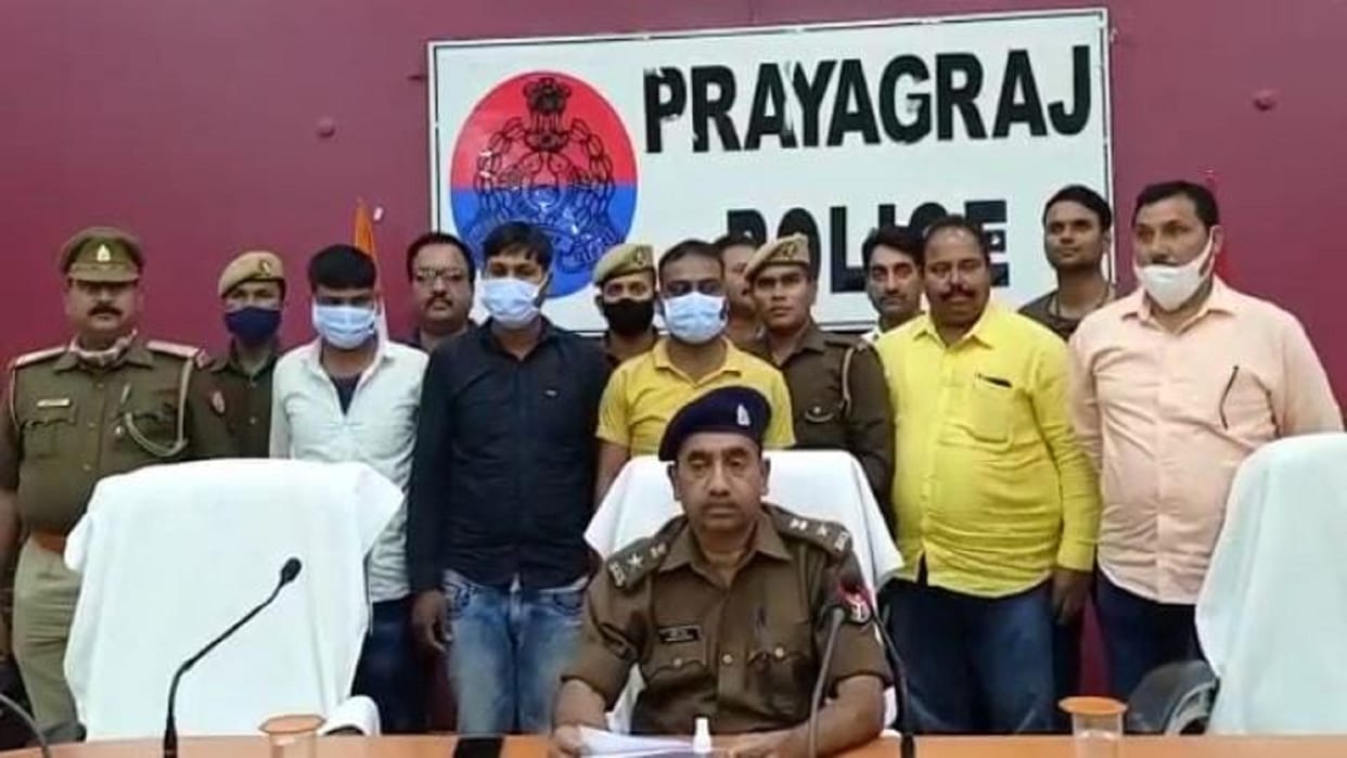 Arrested those who blow money by trapping tweezers in ATM cash tray