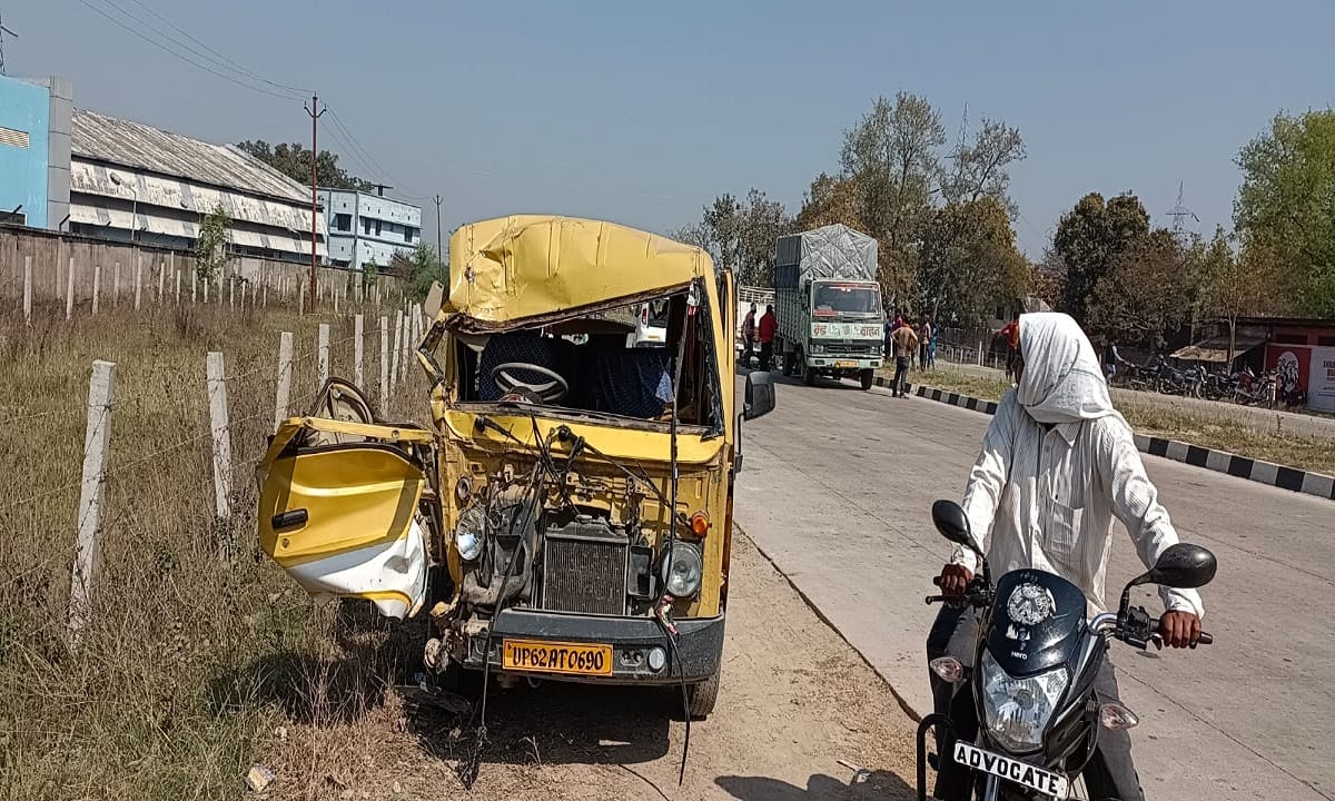 Road accident in Jaunpur school vehicle magic hit with pickup three injured including both drivers minor injuries to childrens