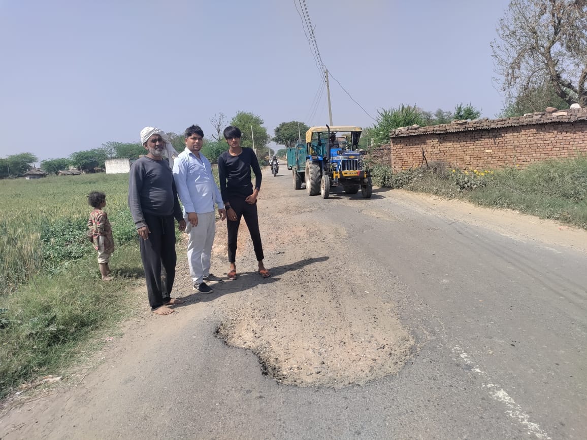 Sealkho-the road till the past turn is bad, passersby upset