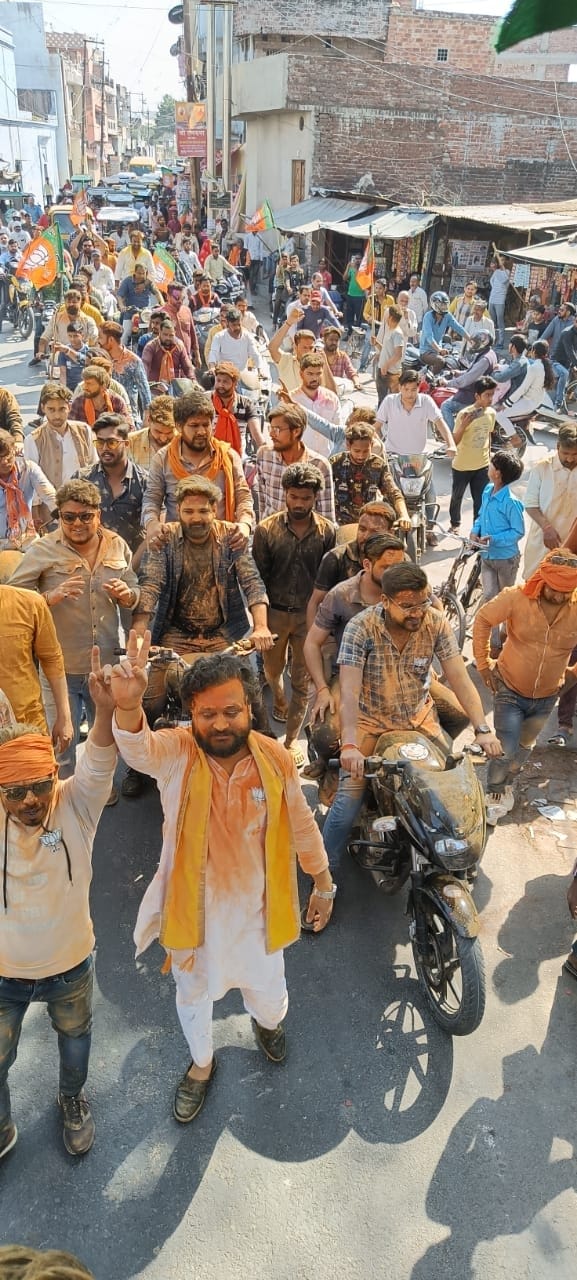 Youth took out procession on BJP's victory