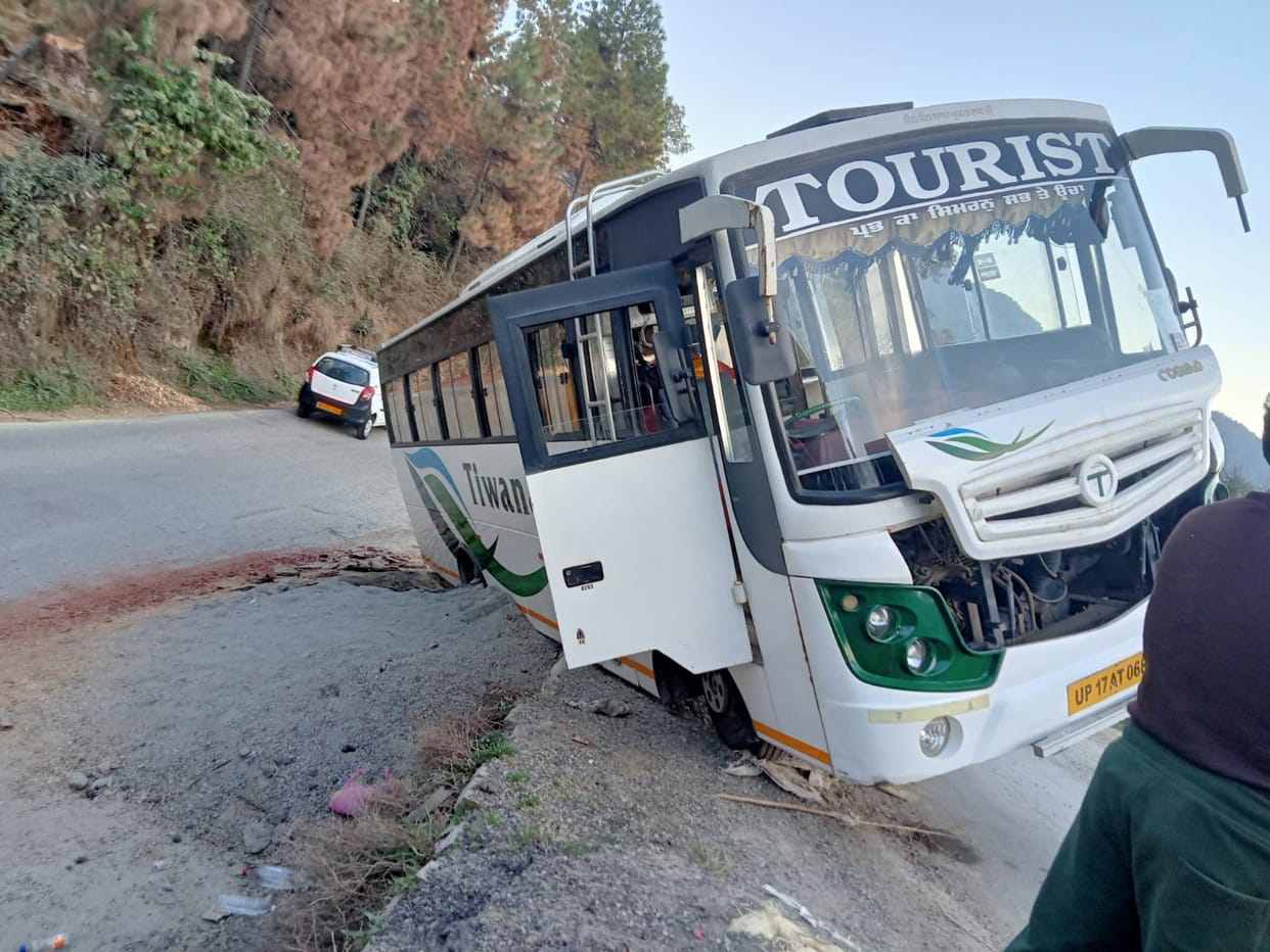 tourist bus accident in dalhouise