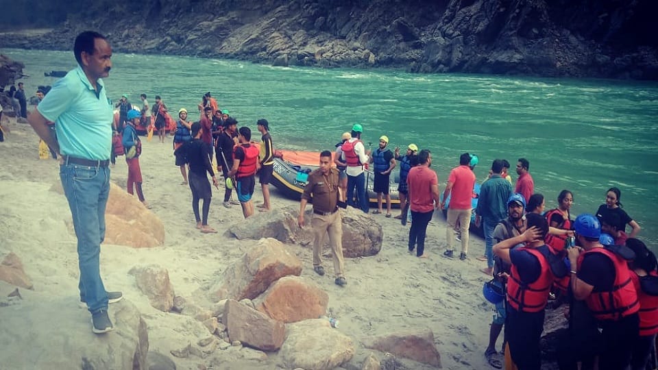 raft businessmen doing river rafting to tourists by violating safety standards in rishikesh