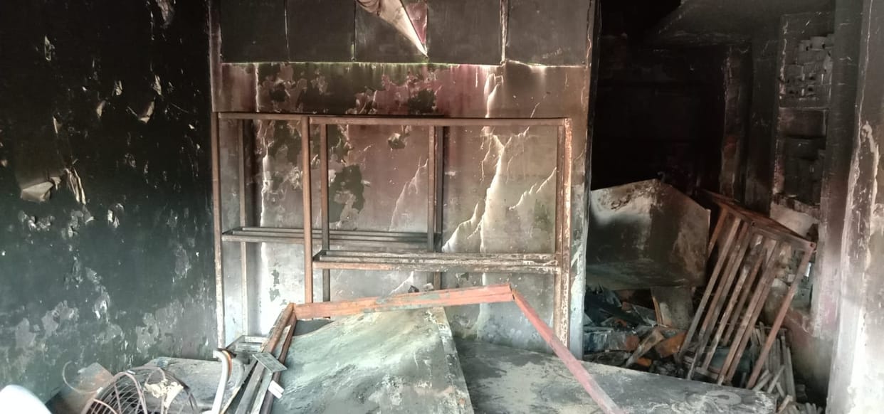 Fire broke out in automobile shop due to unknown reasons in varanasi goods worth lakhs destroyed