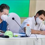 कांग्रेस की अंतरिम अध्यक्ष सोनिया गांधी और पार्टी नेता राहुल गांधी रविवार को नई दिल्ली में एआईसीसी मुख्यालय में कांग्रेस कार्यसमिति की बैठक के दौरान।