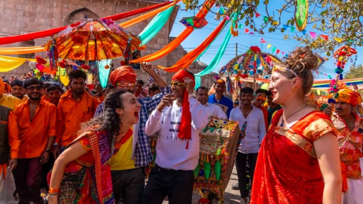 Dhar: The color of Bhagoria gathered in the tourist city of Mandu, the foreign tourists danced fiercely to the beats of the mandala and the flute.
