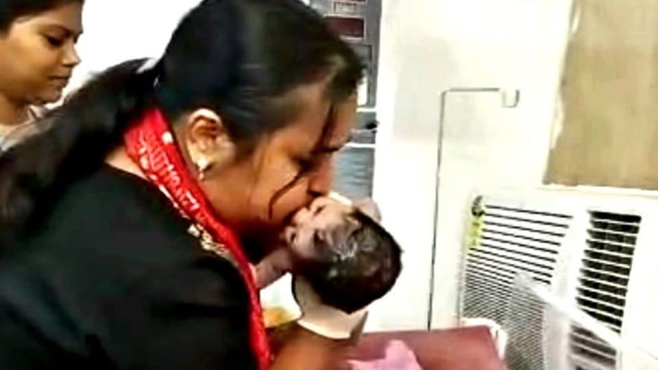 lady doctor saved the newborn baby life by breathing through the mouth in agra