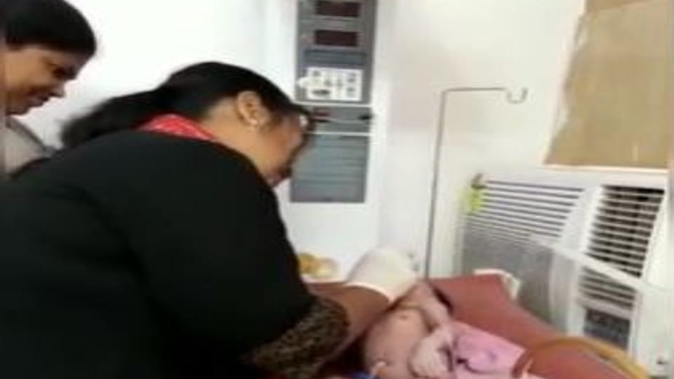 lady doctor saved the newborn baby life by breathing through the mouth in agra