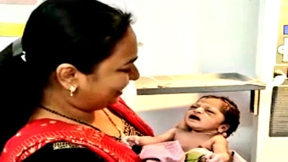 lady doctor saved the newborn baby life by breathing through the mouth in agra