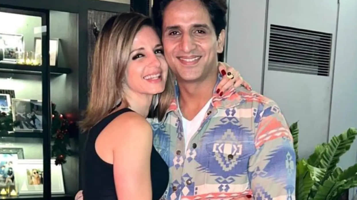 hrithik roshan ex-wife sussanne khan spotted with rumored boyfriend at the mumbai airport