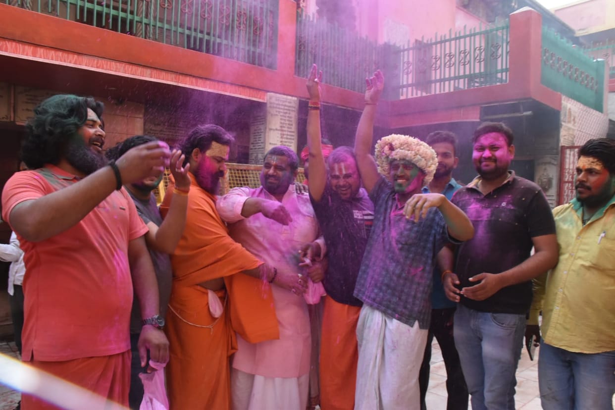 Ayodhya: Naga Sadhus played Holi in Hanumangarhi on Rangbhari Ekadashi, also did Panchkosi Parikrama