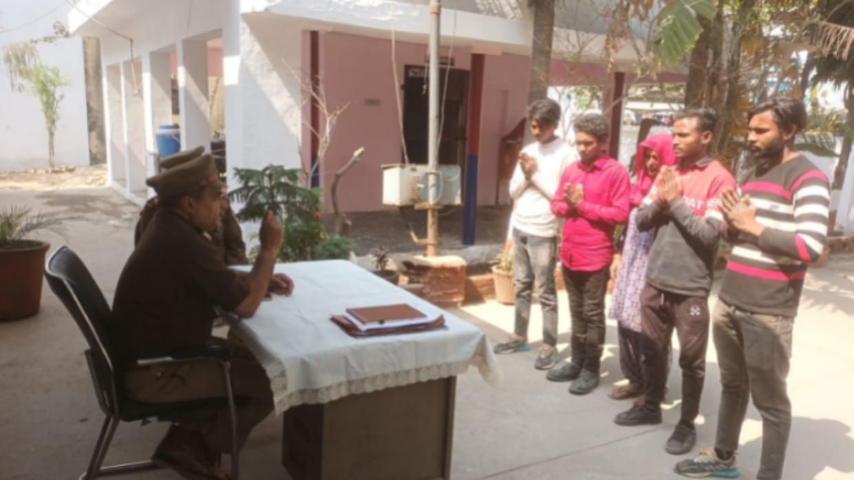Fear of encounter:  liquor smugglers two brothers reached the police station with mother, turned away from crime