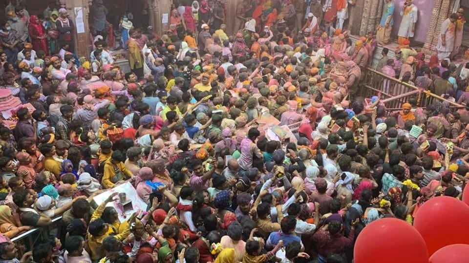 Mathura Holi 2022 Lakhs of devotees gathered in Vrindavan on Rangbharni Ekadashi