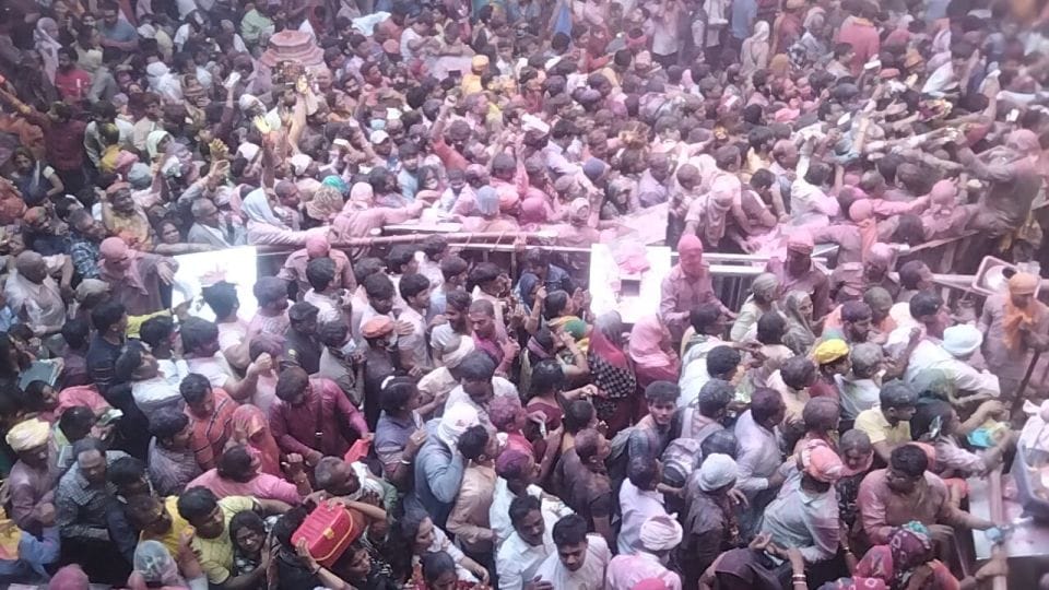 Mathura Holi 2022 Lakhs of devotees gathered in Vrindavan on Rangbharni Ekadashi