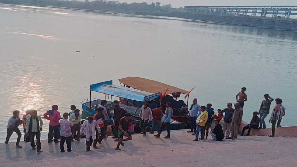 Dead body found in Ganges, two days ago during last rites of sister in law, the young man drowned and died