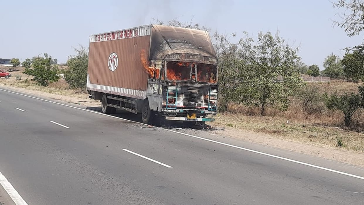 Barwani: Fire in a container moving on the highway, driver and cleaner jumped to save lives, accident due to short circuit