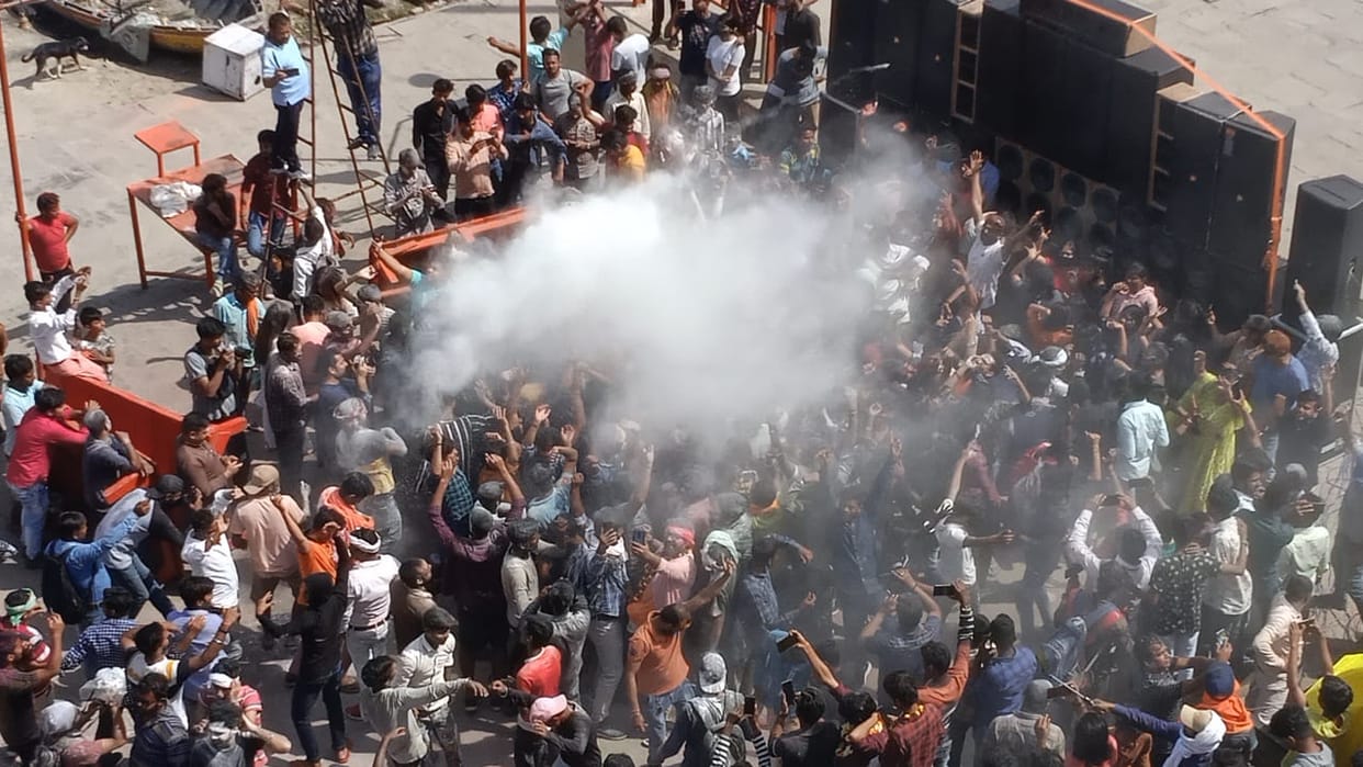Amazing event in varanasi Holi 2022 chita bhasham holi between burning pyres at Harishchandra Ghat