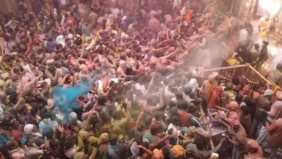 Mathura Holi 2022 Lakhs of devotees gathered in Vrindavan on Rangbharni Ekadashi