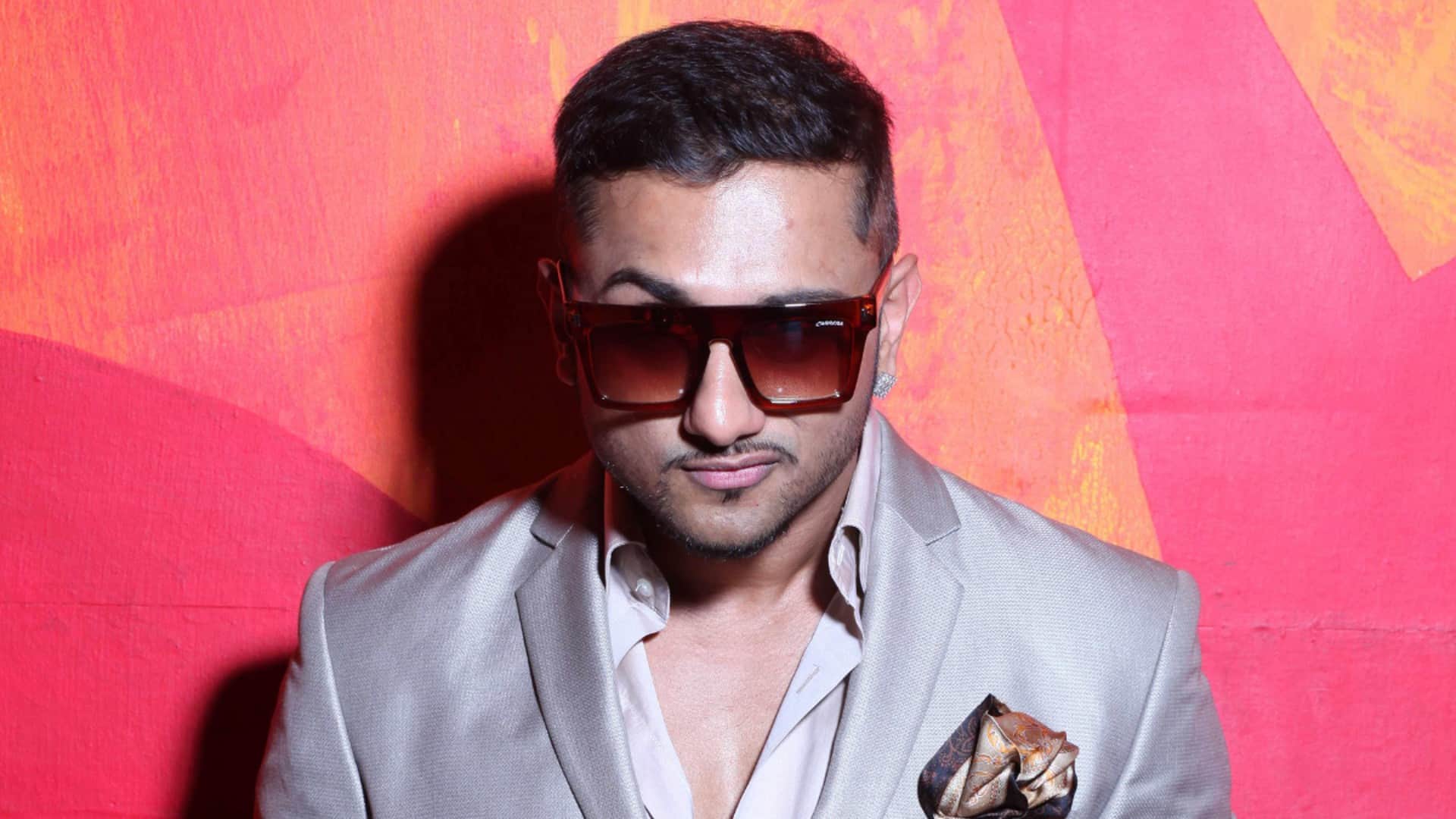 Honey Singh shares romantic video with girlfriend tina thadani on new year got trolled for kiss her on camera