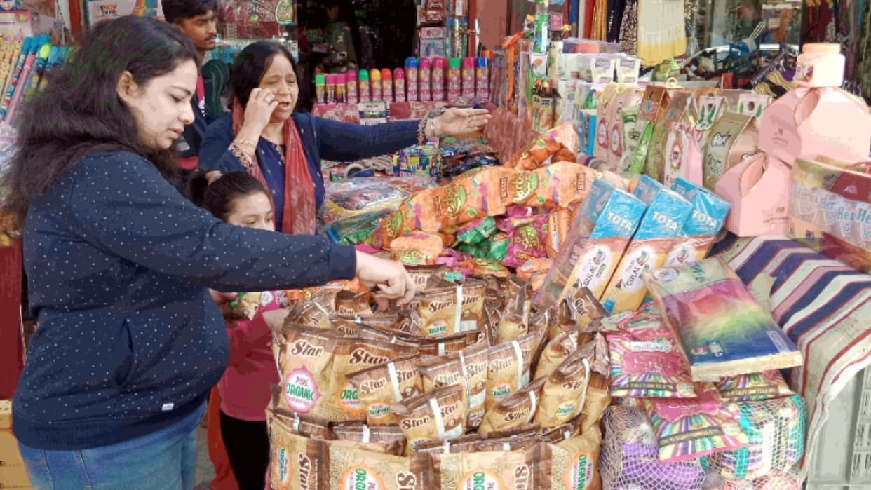 faridabad holi colour scarcity brings tension in traders says corona third wave is reason