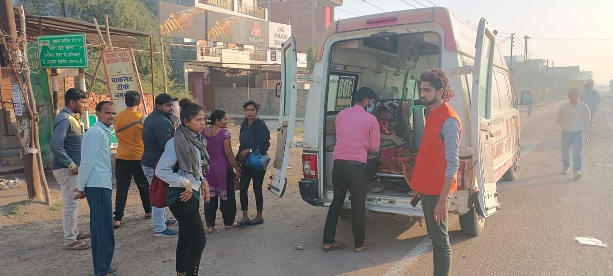 Kanpur Dehat : Pregnant woman delivered on the road, passersby sent the mother child to the hospital by ambulance