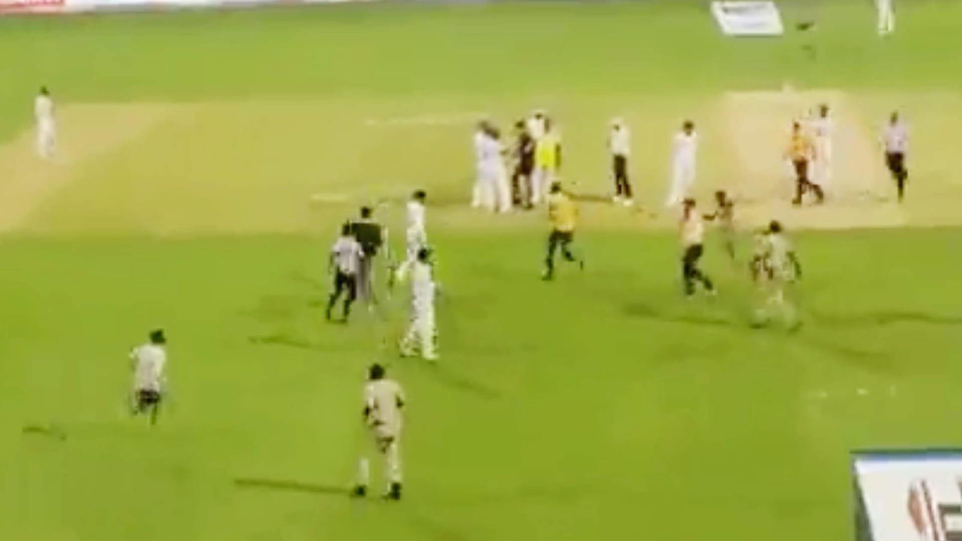 Fans Enter Field, Take Selfie With Virat Kohli In Security Breach On Day 2 Of India-Sri Lanka 2nd Test in M.Chinnaswamy Stadium, Bengaluru; Watch Video