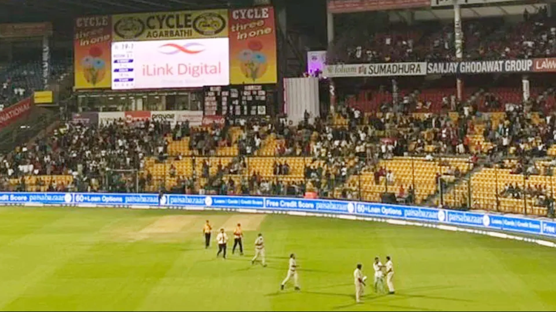 Fans Enter Field, Take Selfie With Virat Kohli In Security Breach On Day 2 Of India-Sri Lanka 2nd Test in M.Chinnaswamy Stadium, Bengaluru; Watch Video