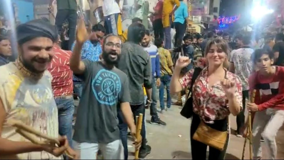 See photos of foreign tourists dance in Pushkar International Holi Festival  