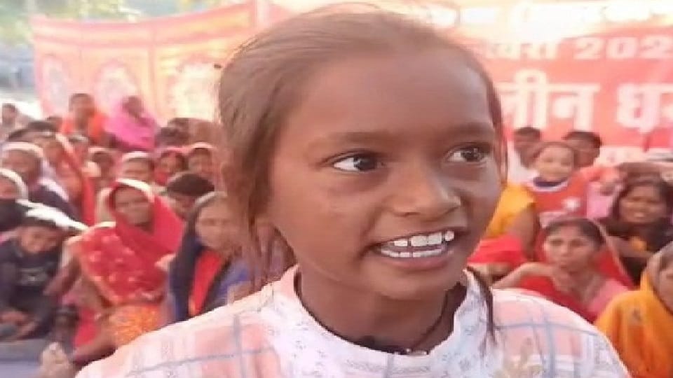 Jharkhand: Sharp questions of nine-year-old girl while protesting, video is going viral
