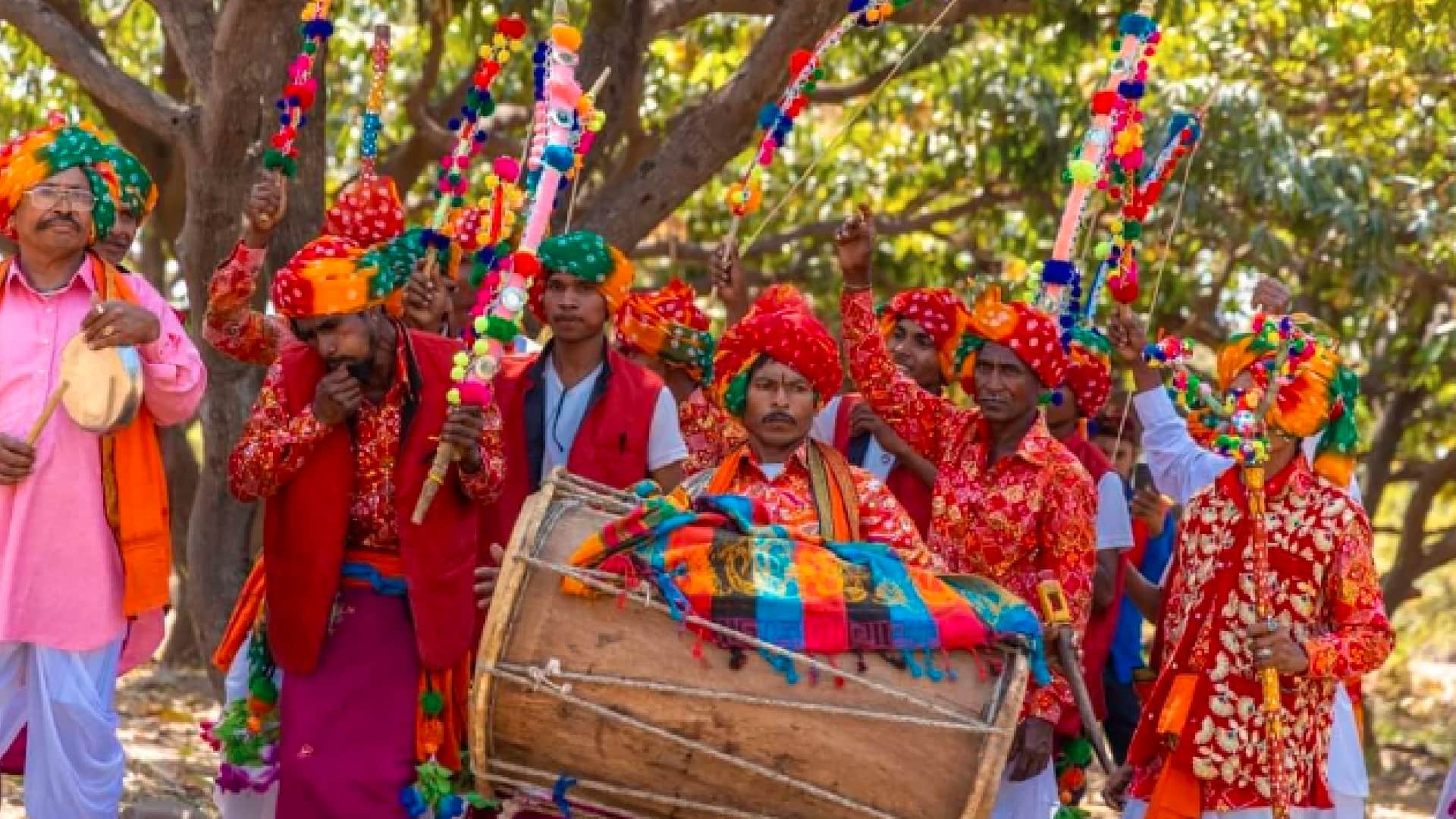 Dhar: The color of Bhagoria gathered in the tourist city of Mandu, the foreign tourists danced fiercely to the beats of the mandala and the flute.