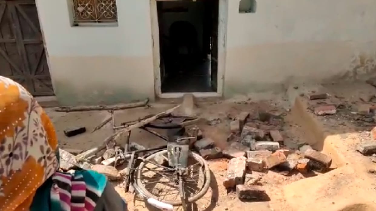 The bullies beat the husband and wife in hardoi, report filed on the orders of the top officers