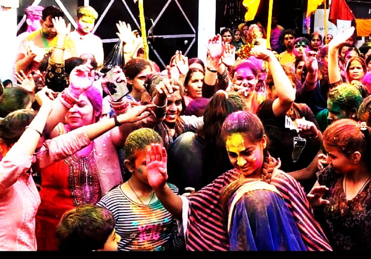 Holi was played by blowing colors in the palanquin journey of Laddu Gopal